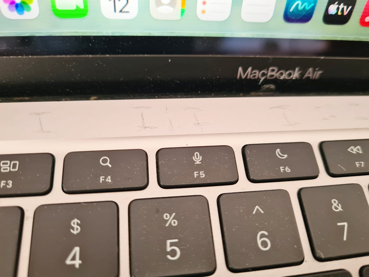 MacBook Air M1 - vista general sobre mesa blanca