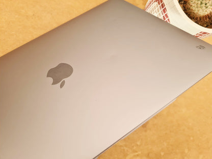 MacBook Air M1 - pantalla YouTube vista frontal