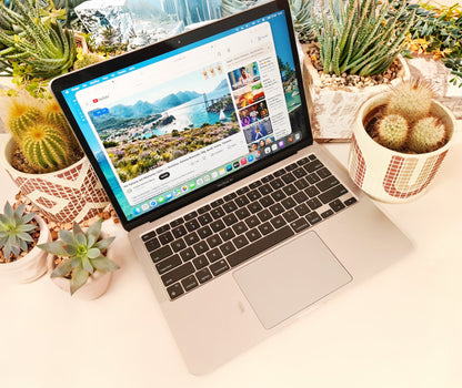 MacBook Air M1 con plantas - vista lateral izquierda