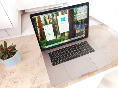 MacBook Pro 15 2018 - vista frontal sobre mesa