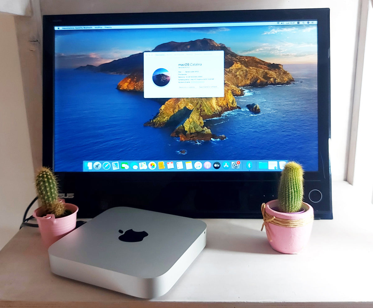 Mac Mini Late 2012 con monitor ASUS y macOS Catalina encendido