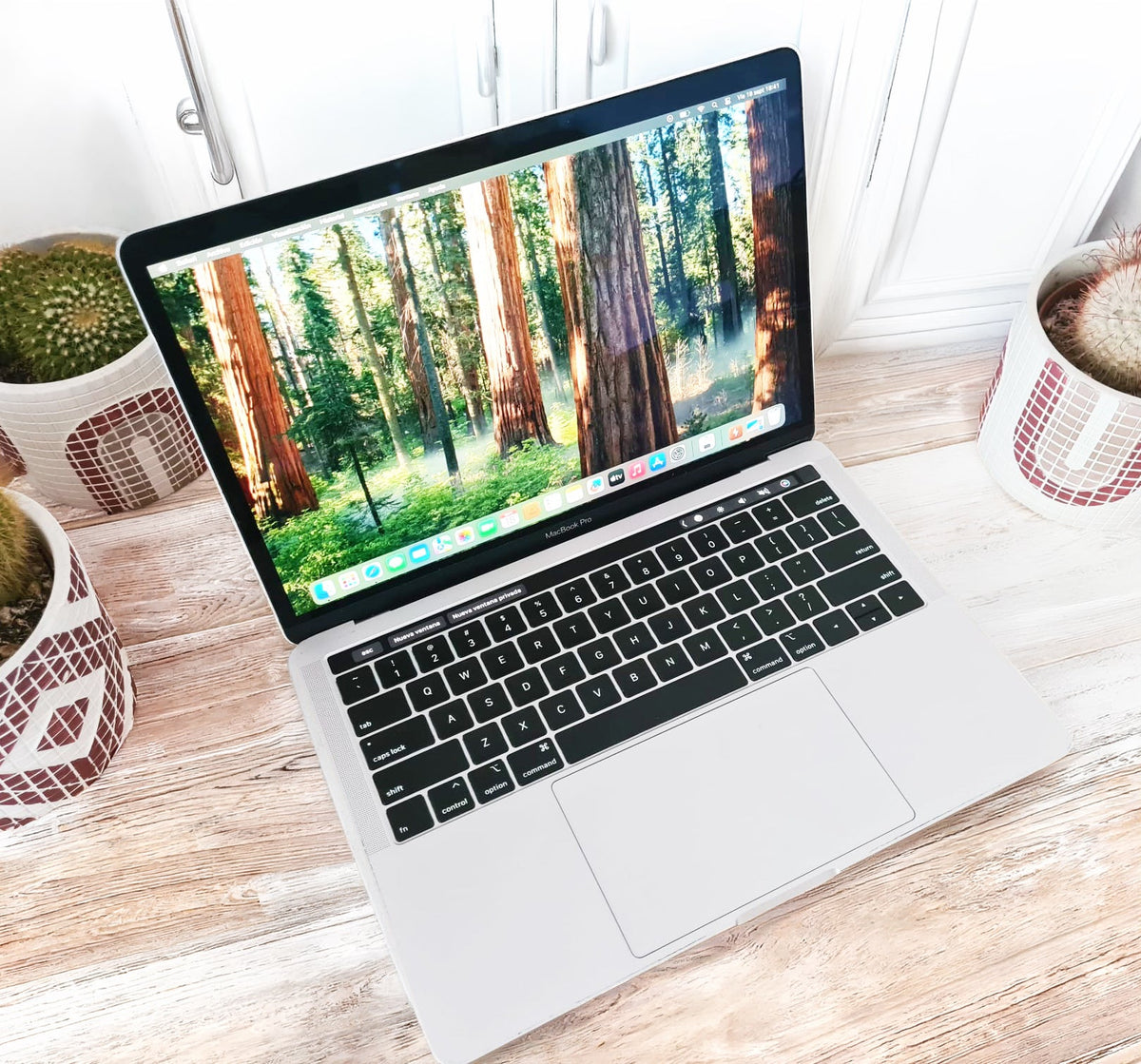 MacBook Pro 13 2018 Touch Bar Silver - Vista lateral derecha teclado