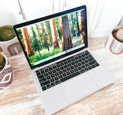 MacBook Pro 13 2018 Touch Bar Silver - Vista lateral derecha teclado