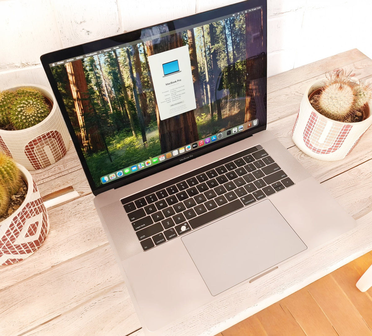 MacBook Pro 15 2019 - Vista frontal cerrada