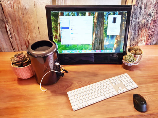 Apple Mac Pro A1481 en escritorio con monitor ASUS, teclado Magic y ratón Logitech