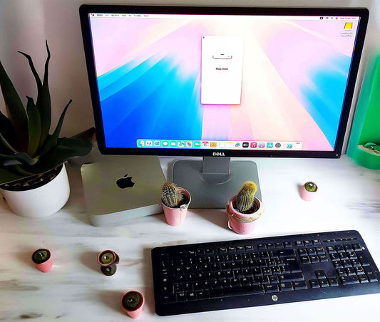 Mac Mini Late 2012 en escritorio con monitor Dell y teclado HP