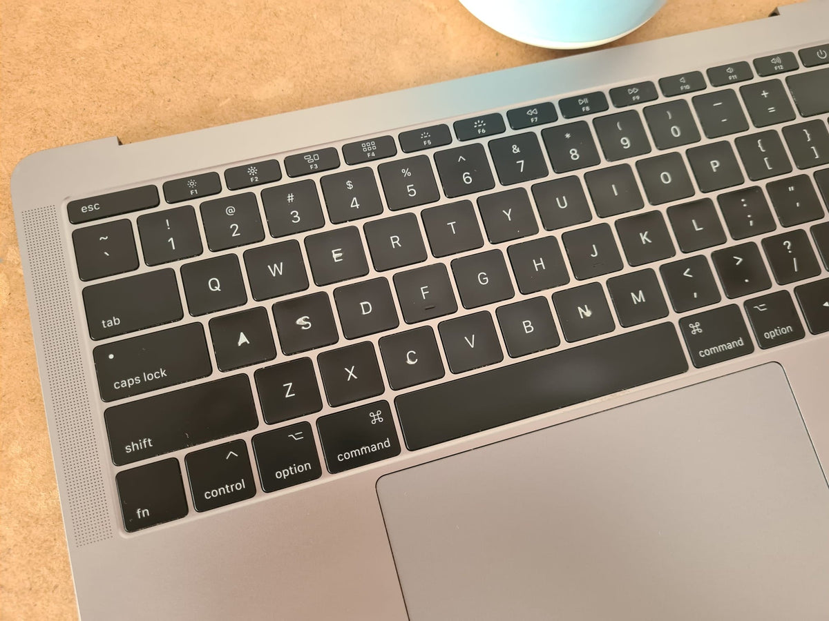 Top Case MacBook Pro 13 2017 interior ventilador y batería vista