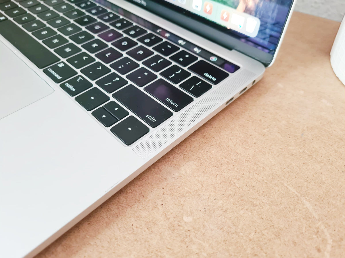 MacBook Pro 13 2018 Touch Bar Silver - Vista lateral izquierda teclado