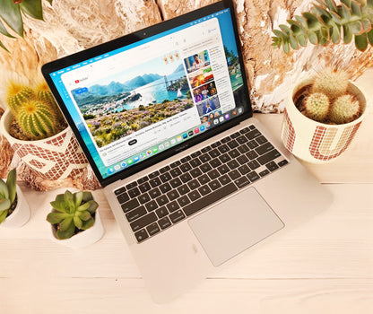 MacBook Air M1 con lápices de colores y plantas