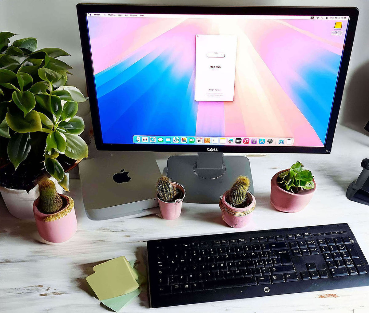 Mac Mini Late 2012 en escritorio con plantas y pantalla macOS Monterey