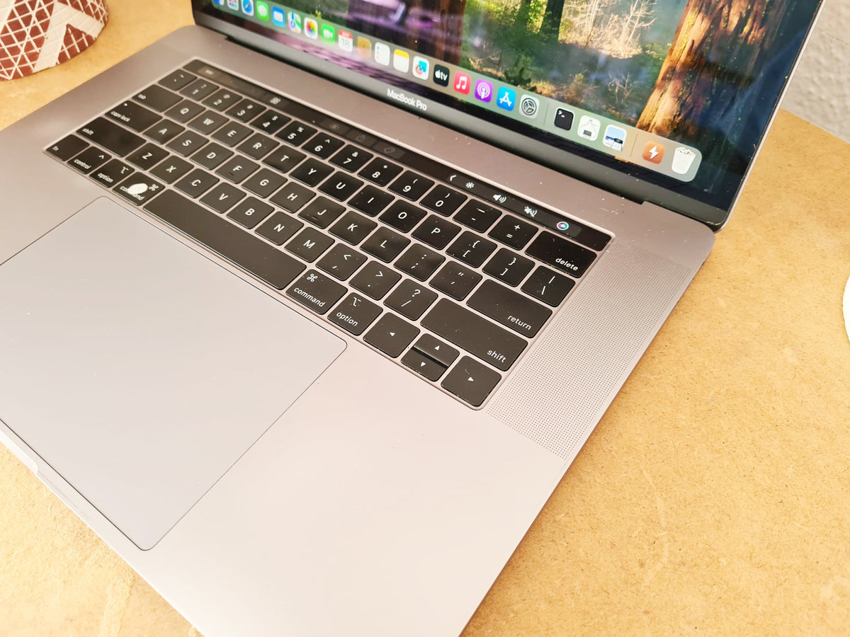 MacBook Pro 15 2019 - Vista cenital abierto