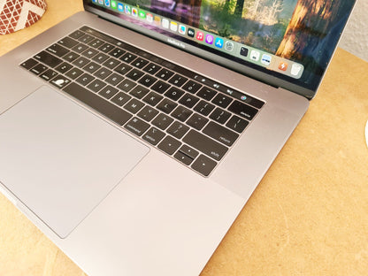 MacBook Pro 15 2019 - Vista cenital abierto