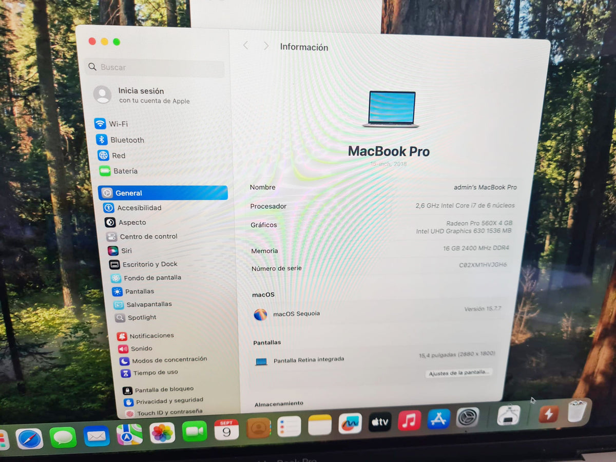 MacBook Pro 15 2018 - vista lateral sobre mesa