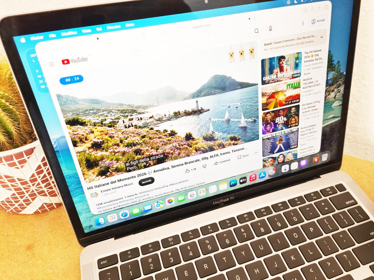 MacBook Air M1 rodeado de plantas suculentas