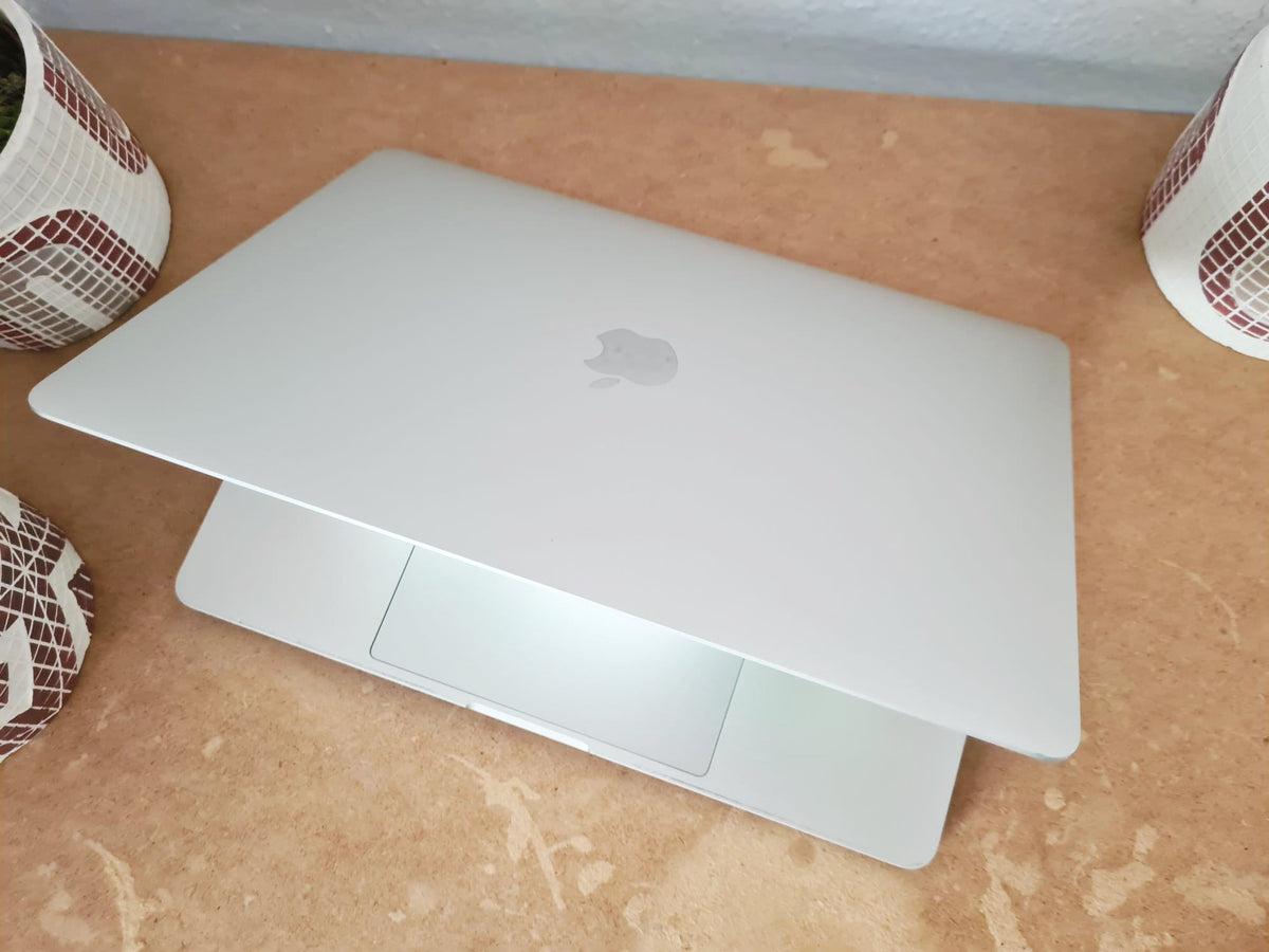 MacBook Pro 13 2018 - Vista cenital abierto sobre mesa