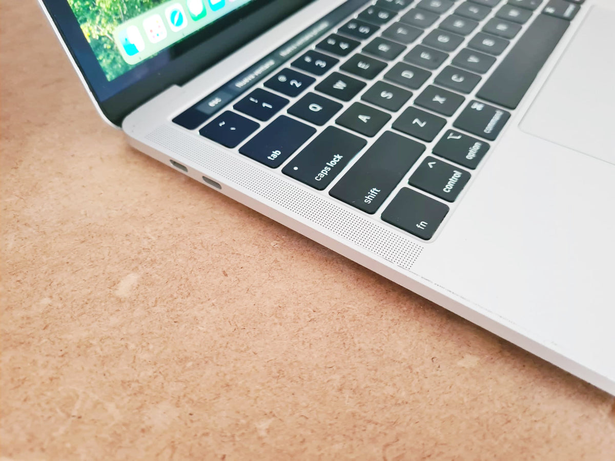 MacBook Pro 13 2018 Silver - Vista frontal con YouTube
