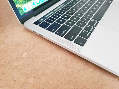 MacBook Pro 13 2018 Silver - Vista frontal con YouTube
