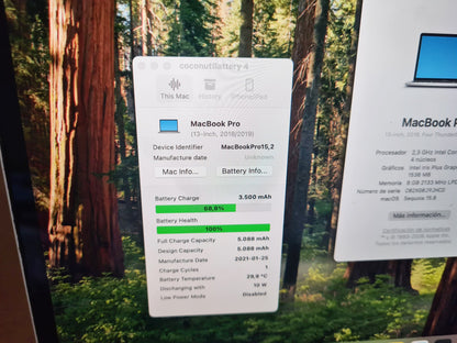 MacBook Pro 13 2018 Silver - Vista lateral con pantalla encendida