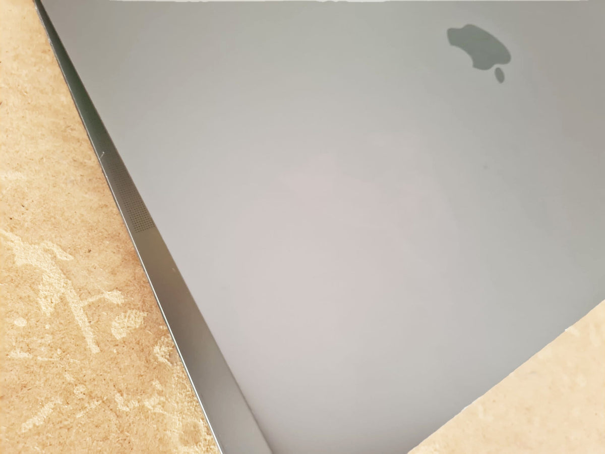 MacBook Pro 15 2019 pantalla macOS Sequoia encendido
