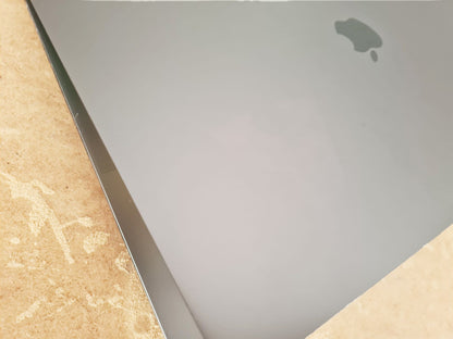 MacBook Pro 15 2019 pantalla macOS Sequoia encendido