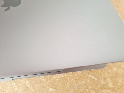 MacBook Pro 15 2019 pantalla lateral Safari abierto