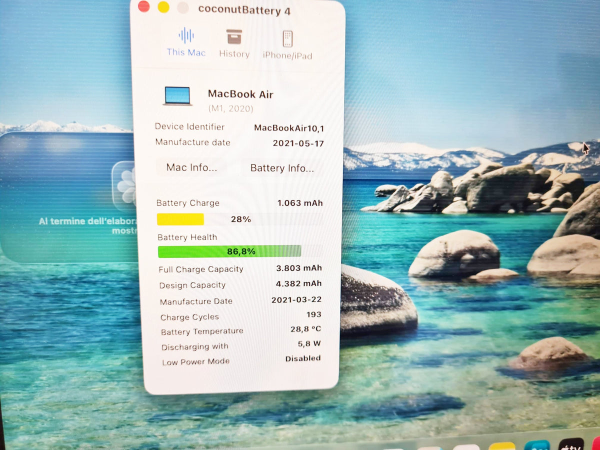 MacBook Air M1 - vista lateral derecha con plantas