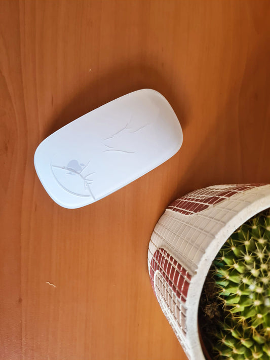 Apple Magic Mouse 2 vista superior con cristal agrietado